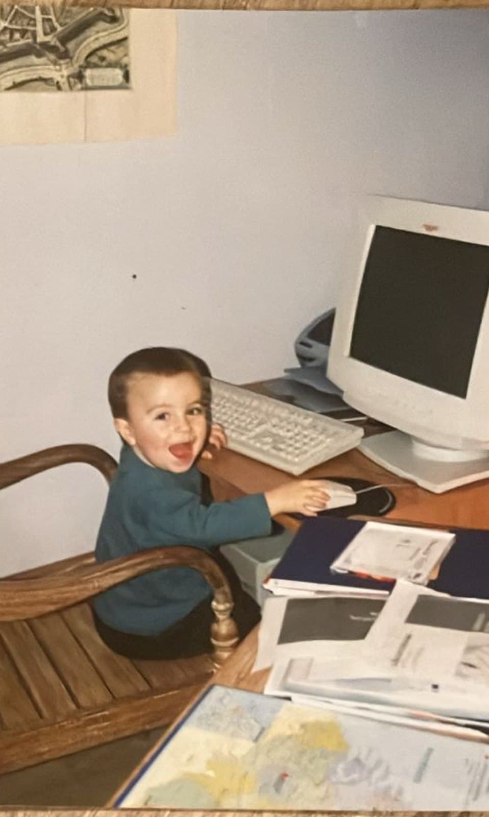 Mauro als klein kind achter de computer thuis.