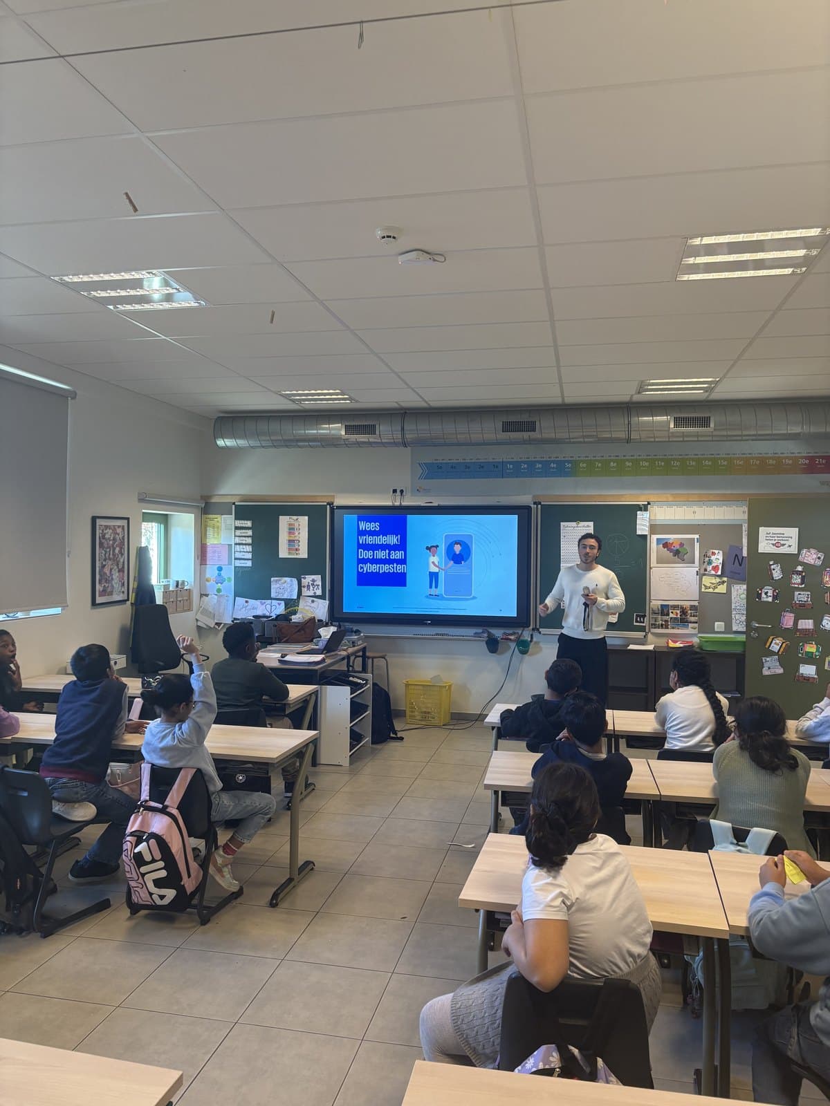 Mauro geeft les over cybersecurity aan een klas met kinderen.