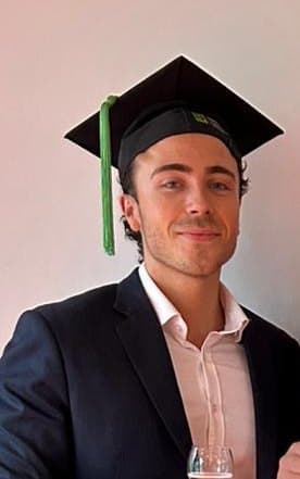 Mauro op zijn afstudeerdag aan de Universiteit Antwerpen, met hoedje.